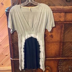 Elan Boutique Tie Dyed V-Neck Top Gray and Black